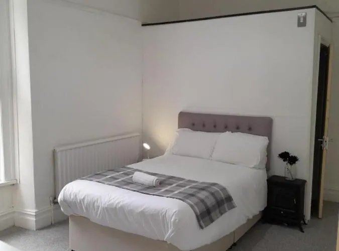 Ensuite Room Near Singleton Hospital, Beach 8