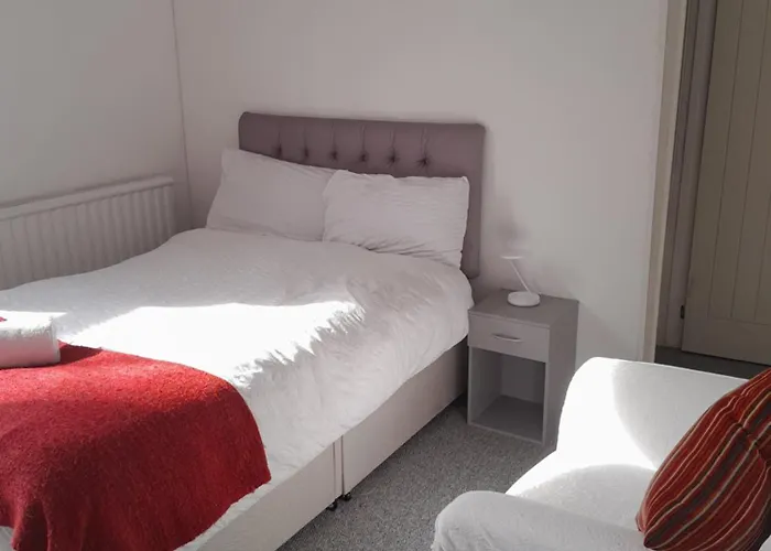 Ensuite Room Near Singleton Hospital, Beach 8